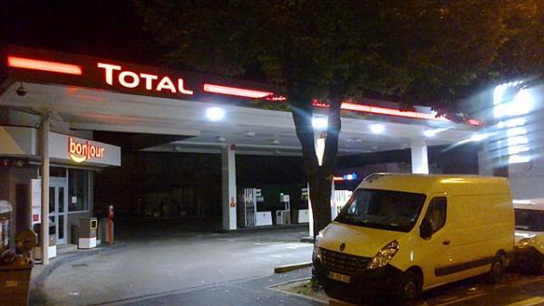 Eurodeputados bloquistas defendem exclusão da indústria dos combustíveis fósseis a fundos europeu - Estação de serviço da Total em Chaville, fonte wikipedia