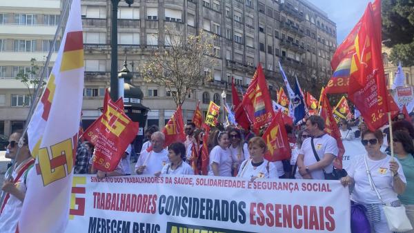 Trabalhadores do setor social numa manifestação com uma faixa do Sindicato dos Trabalhadores da Saúde, Solidariedade e Segurança Social (STSSSS)