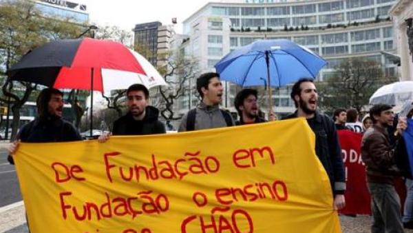 “De fundação em fundação o ensino vai ao chão”, protesto de estudantes de março de 2017 – Foto de Filipa Bernardo, Lusa (arquivo)