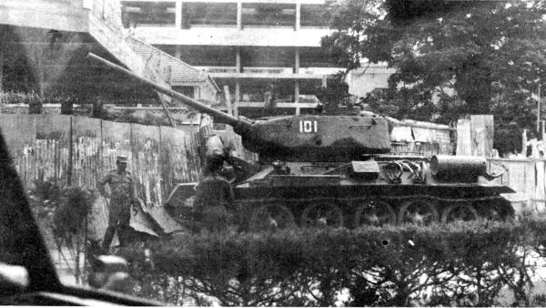 Tanque cubano barra o acesso à Rádio Nacional de Angola. Foto publicada na 1ª página de O Jornal da época