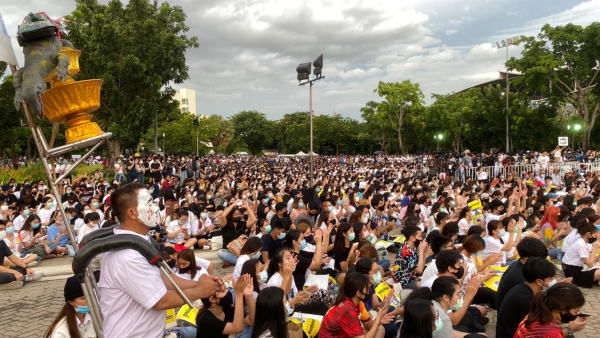 As manifestações de estudantes em Banguecoque questionam a monarquia. Fonte: twitter @thaienquirer.