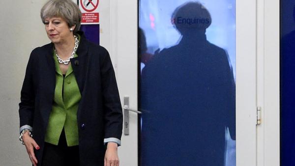 Theresa May em campanha eleitoral, por Facundo Arrizabalga, POOL/Lusa.