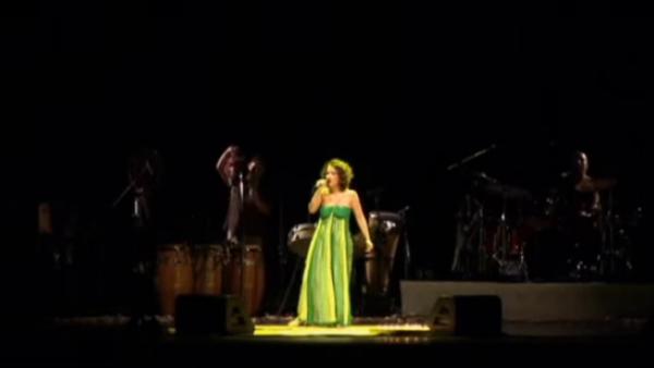 Maria Rita interpretando a canção "Todo Carnaval tem seu fim" 