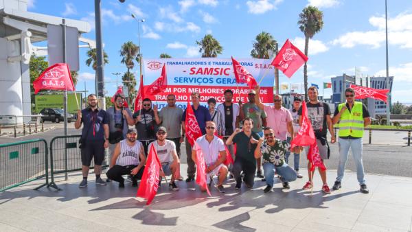 Concentração de trabalhadores da SAMSIC no aeroporto de Lisboa.