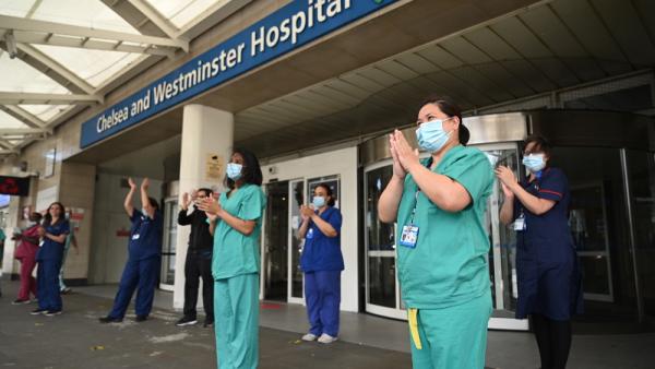 Comemoração dos 72 anos do serviço nacional de saúde britânico foi feita com aplausos às e aos trabalhadores – Foto de Neil Hall/Epa/Lusa