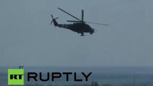 Helicóptero sobrevoando o aeroporto de Donetsk. Imagem da RT
