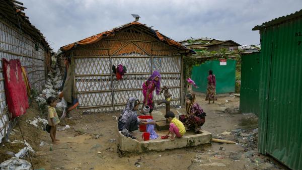 mulheres e crianças rohingya em campo de refugiados para viúvas.