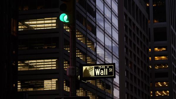 O desenvolvimento extraordinário de Wall Street e dos lucros do sistema financeiro norte-americano podem ser explicáveis pela necessidade de captar capitais para financiar os défices dos EUA. Os bancos europeus foram os principais envolvidos nestas operações financeiras de risco