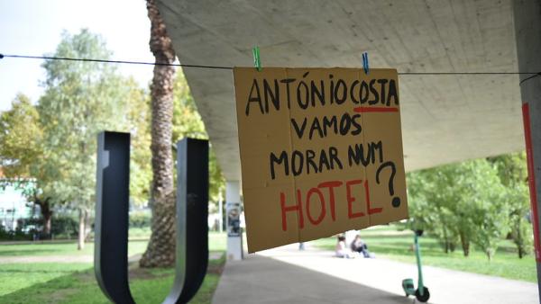 Cartaz com a pergunta: "António Costa, vamos morar num hotel?