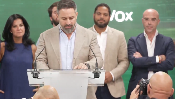 Santiago Abascal em conferẽncia de imprensa durante noite eleitoral.
