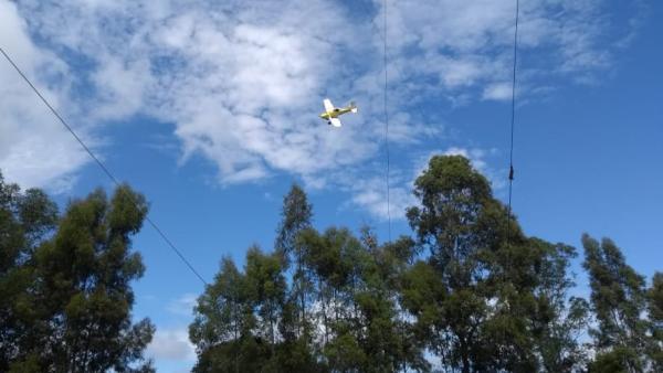 Rancharia, São Paulo, avião da Usina Atena sobrevoa a área. Foto de um Arquivo Pessoal publicada pelo Repórter Brasil.
