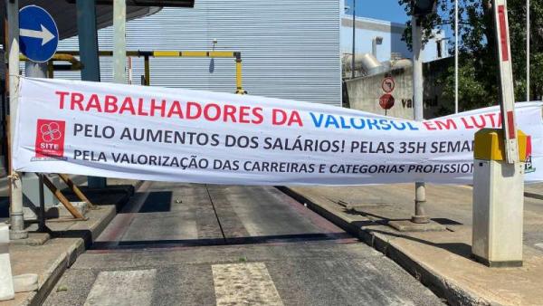 Faixa à entrada da Valorsul