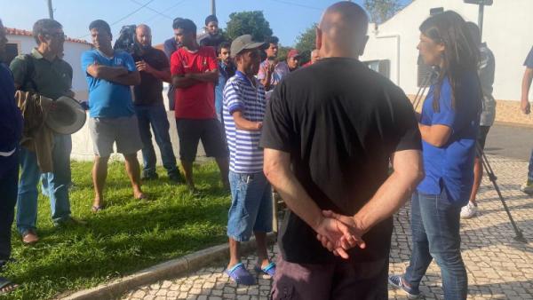 Mariana Mortágua com trabalhadores imigrantes em Odemira.