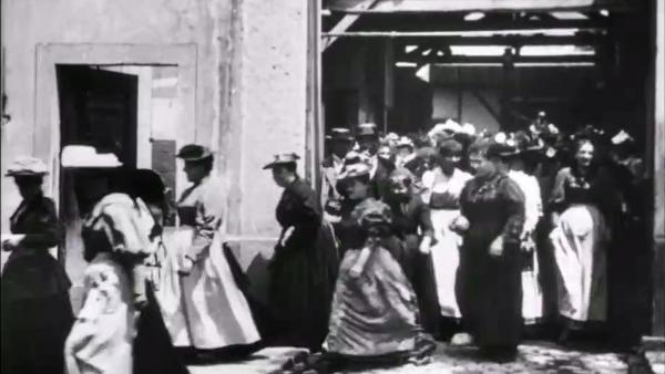 Workers leaving the factory Lumière.