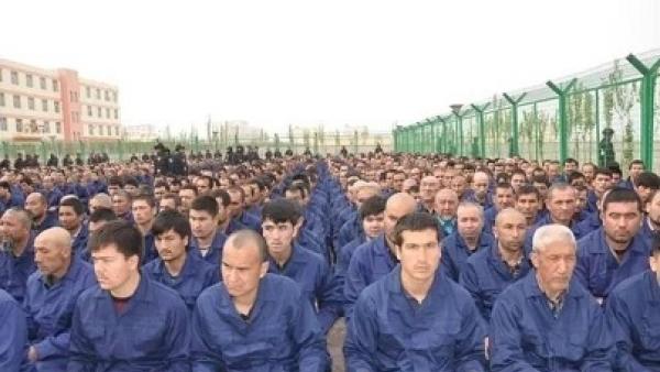 Campo de reeducação da comunidade uigur, em Xinjiang. Fonte, wikipedia.