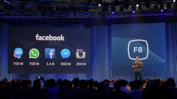 Mark Zuckerberg ao lado do número de utilizadores do Facebook, Instagram, WhatsApp, Messenger, e Groups, em Março de 2015. Foto de Maurizio Pesce / Wikimedia. 
