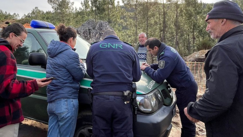 Militares da GNR durante uma ação das comunidades de Covas do Barroso e Romainho para suspender os trabalhos de prospeção em fevereiro de 2025