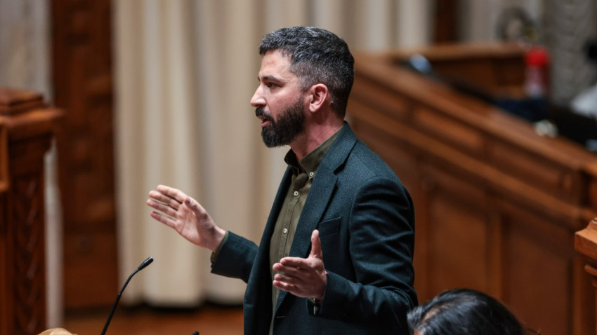 Fabian Figueiredo no plenário desta quinta-feira.