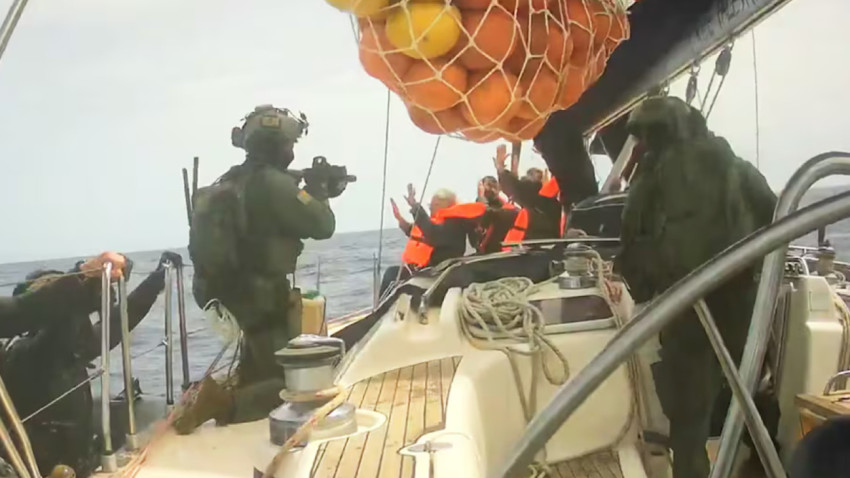 Comando israelita aponta arma aos voluntários da flotilha humanitária durante o assalto ilegal