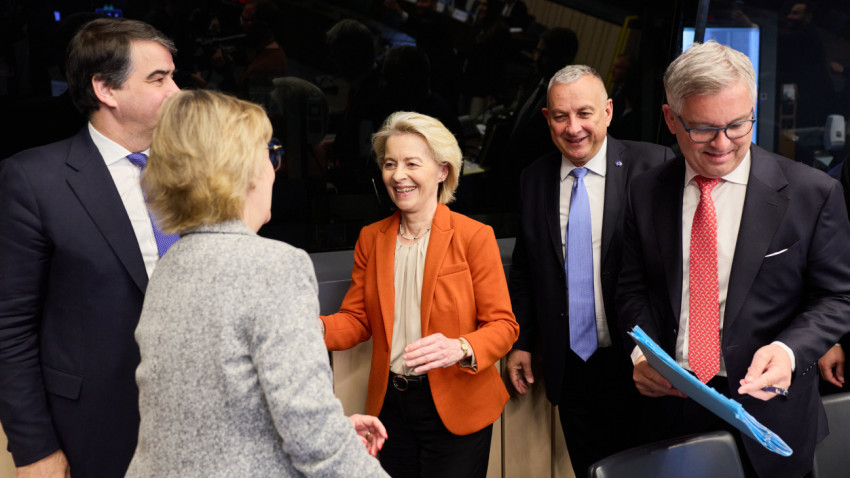 Raffaele Fitto, Maria Luís Albuquerque, Ursula von der Leyen, Jozef Síkela e Magnus Brunner