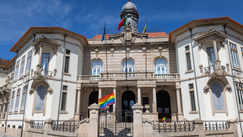 Bloco deixou um "cravo LGBTQIA+" e uma bandeira arco-iris à entrada da Câmara de Gaia.