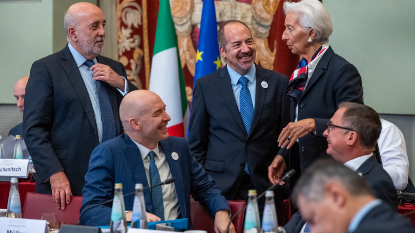 A presidente do BCE Christine Lagarde com Álvaro Santos Pereira e outros governadores de bancos centrais em outubro de 2025.