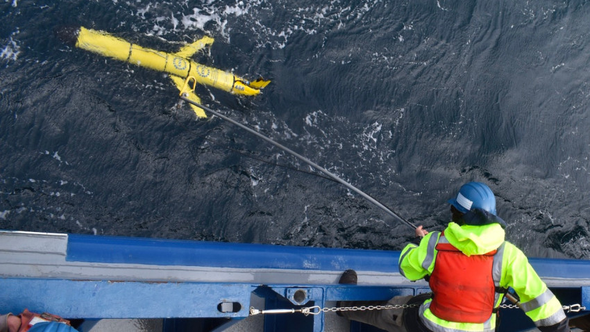 Recuperação de um planador submarino no Mar de Irminger por uma missão da científica da Ocean Observatories Initiative.
