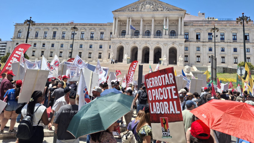 Concentração contra o pacote laboral em frente à Assembleia da República