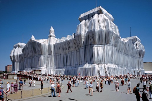 Wrapped Reichstag, obra de Christo e Jeanne-Claude em 1995, foto de Wolfgang Volz