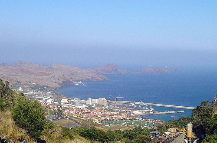 Caniçal, Madeira, com zona franca à esquerda. Foto de Vitor Oliveira/Flickr.