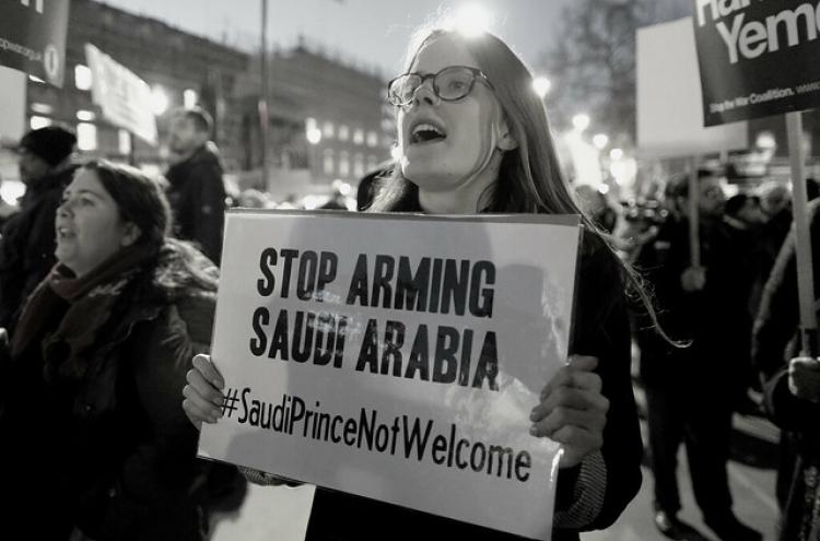 Manifestante contra a venda de armas para a guerra da Arábia Saudita do Iémen. 7 de março de 2018. Downing Street, Londres.