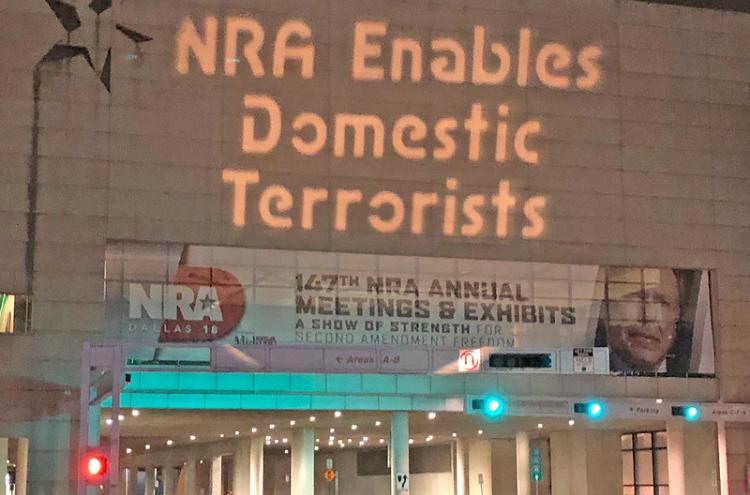 Projeção de luzes contra o NRA na sua convenção nacional em 2018. Foto de Backbone Campaign/Flickr.