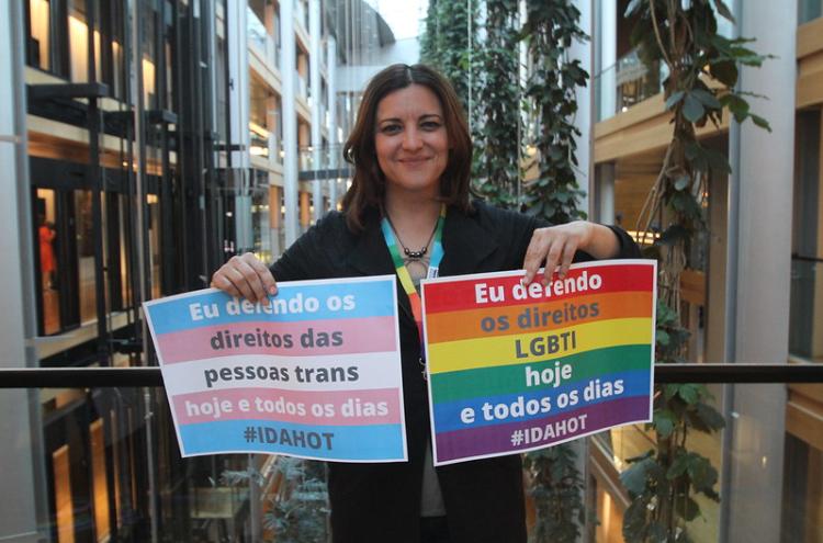 Marisa Matias com cartazes em defesa dos direitos LGBTQI+. Foto The Left/Flickr.