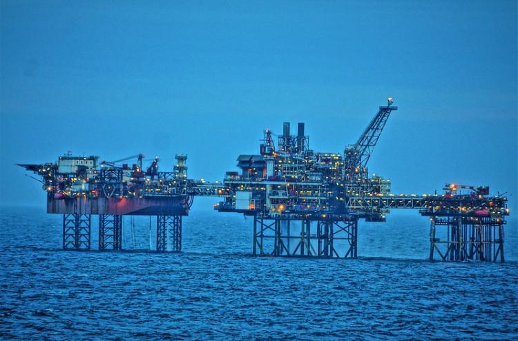 Plataforma de extração de petróleo. Foto de chumlee10/Flickr.