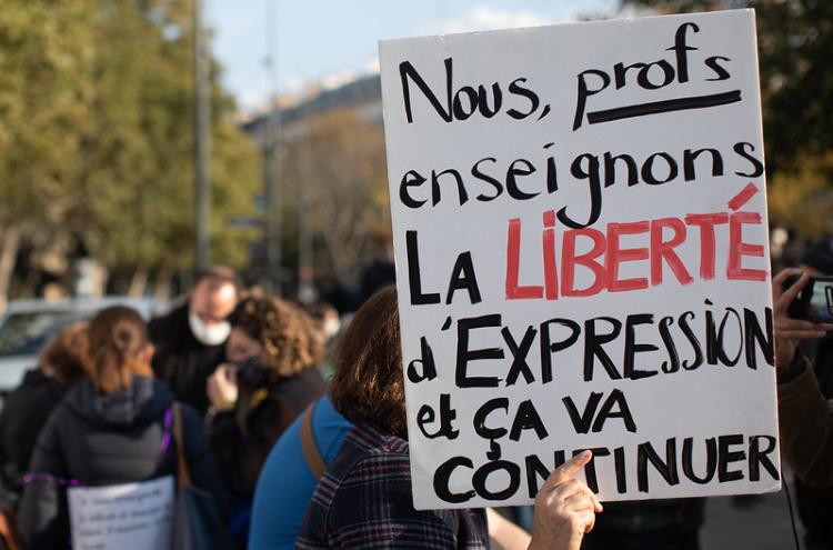 Manifestação de homenagem a Samuel Paty. Outubro de 2020, Paris. Foto de Mathieu Delmestre/Parti Socialiste/Flickr