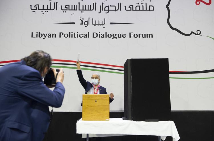 Cidadão líbia vota em Genebra na eleição do novo Primeiro-Ministro. Foto de ONU/Flickr.