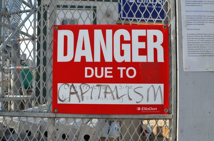 "Perigo devido ao capitalismo". Foto de Mary Crandall/Flickr.