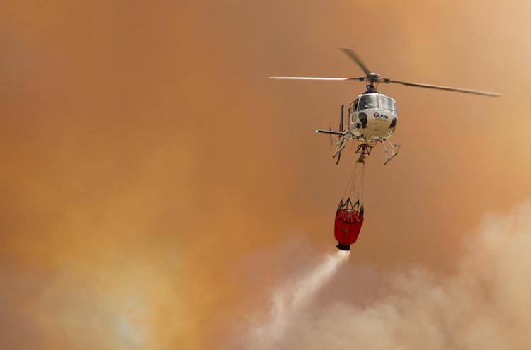 Helicóptero de combate a incêndios em Espanha. Foto de Andres Pantoja.
