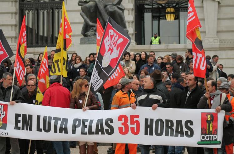 Foto de faixa "Em luta pelas 35 horas" do STAL-Porto