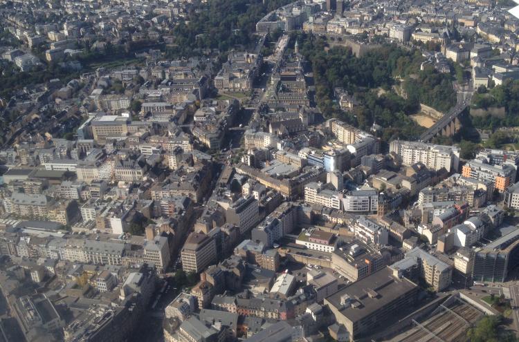 Vista aérea da cidade do Luxemburgo. Foto de bdx/wikimedia commons.