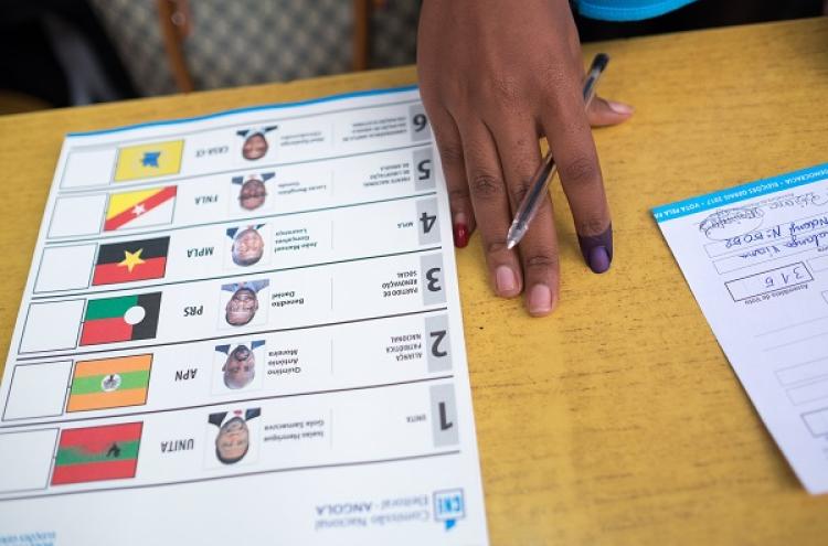 Os resultados provisórios da votação das eleições gerais de 23 de agosto divulgados pela Comissão Nacional Eleitoral de Angola atribuem 64,8% dos votos ao MPLA. Foto de JOOST DE RAEYMAEKER, EPA/Lusa.