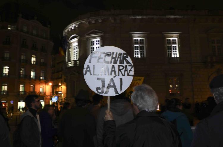 Manifestante com pancarta a dizer "Fechar Almaraz já!"