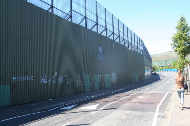 Chamado muro da paz que separa protestantes de católicos no oeste de Belfast – foto de A l’encontre