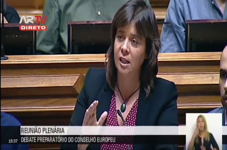 Catarina Martins discursa no parlamento.