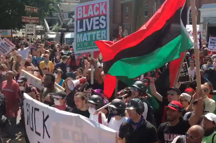 Contramanifestação da organização Black Lives Matter. Foto do Twitter Black Lives Matter.  