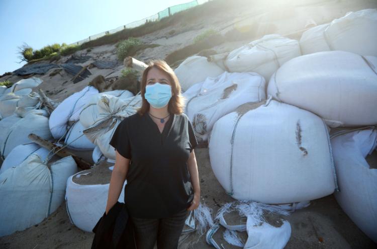 Catarina Martins junto à "parede de sacos de plástico" na Praia da Estela na Póvoa de Varzim, 26 de julho de 2021 - Foto de Estela Silva/Lusa