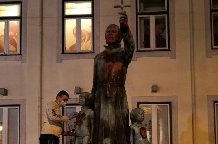 Câmara Municipal de Lisboa procedeu à limpeza da estátua do Padre António Vieira, nesta sexta-feira - Foto da CML