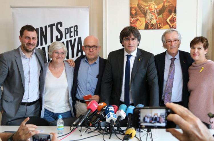 Toni Comin e Clara Ponsati com Puigdemont e outros candidatos.