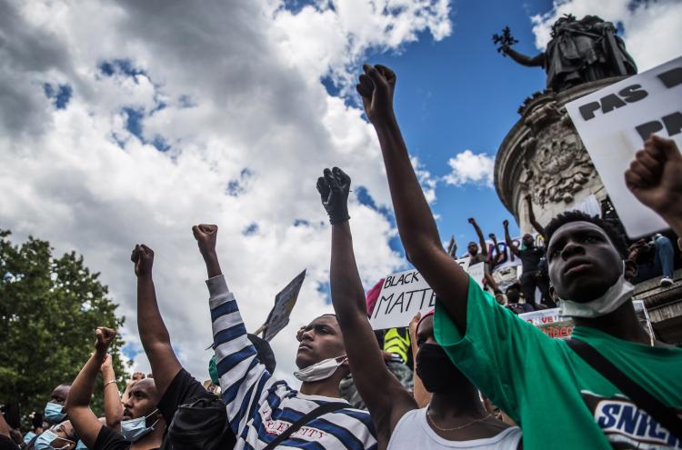 Manifestantes anti-racistas em Paris. Junho de 2020. Foto de MOHAMMED BADRA/EPA/Lusa.