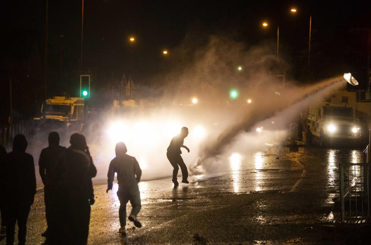 Canhão de água a ser disparado contra manifestantes em Belfast na Irlanda. Foto de Mark Marlow/EPA/Lusa.